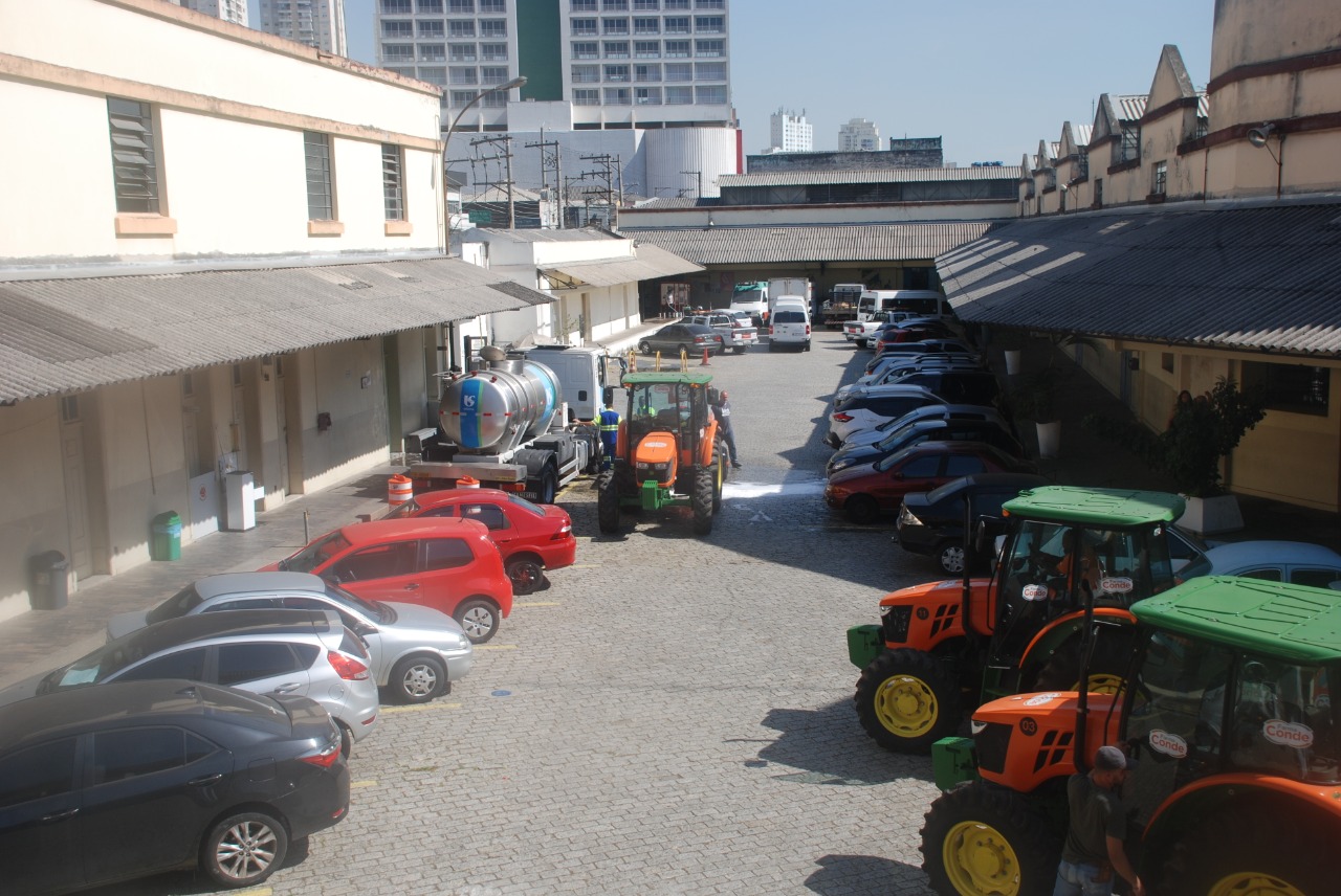 Imagem do estacionamento da Subprefeitura com frota de tratores antes da operação